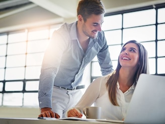 ऑफिस रोमान्समध्ये भारत दुसरा, प्रोफेशनल-पर्सनल लाइफमध्ये संतुलन कसं राखाल?