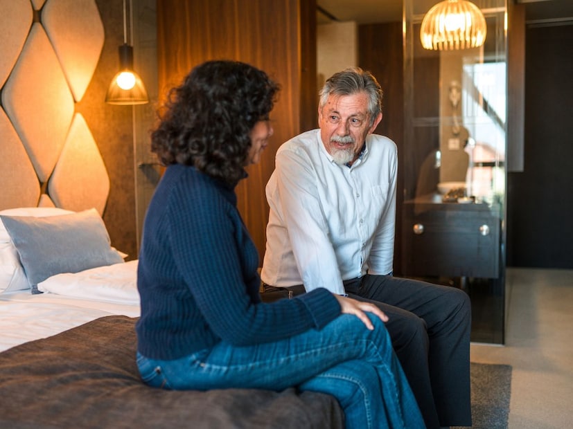 4. सर्वांसमोर प्रोफेशनल रहाऑफिसमध्ये जास्त एक्सप्रेशन, भांडण, मनमुटाव किंवा ओव्हर-ड्रामा टाळा. तुमची प्रोफेशनल इमेज तुमच्या करिअरसाठी खूप महत्वाची असते.