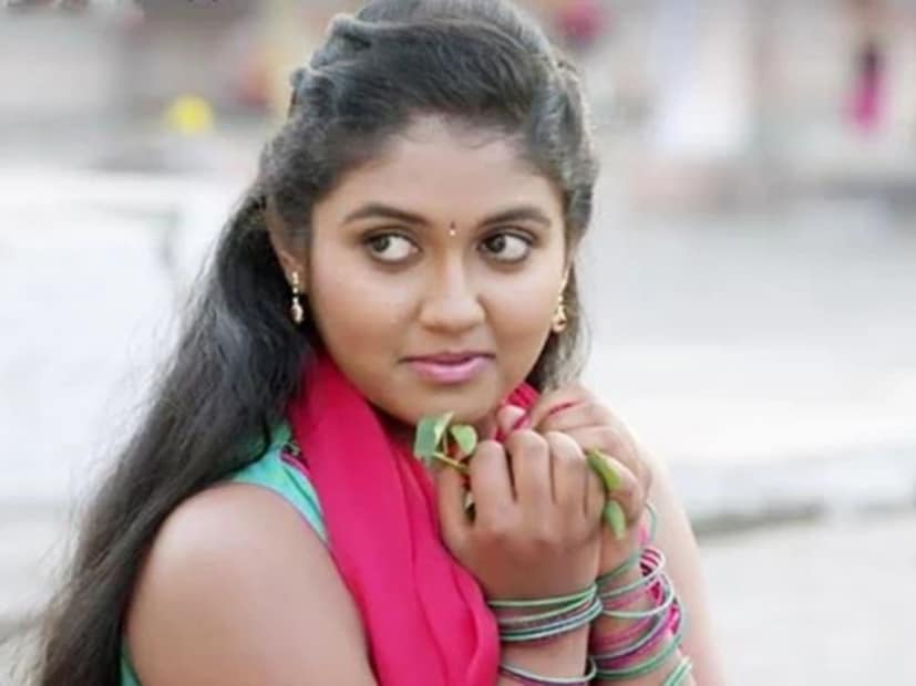 रिंकू राजगुरू 'सैराट' या चित्रपटाच्या माध्यमातून घराघरांत पोहोचली. त्यानंतर 'मन कस्तुरी रे','आठवा रंग प्रेमाचा','कागर','झुंड' आणि आणखी काही चित्रपटांच्या माध्यमातून तिने प्रेक्षकांवर छाप पाडली. आता तिच्या आगामी चित्रपटांची चाहत्यांना उत्सुकता आहे. रिंकू राजगुरू 'सैराट' या चित्रपटाच्या माध्यमातून घराघरांत पोहोचली. त्यानंतर 'मन कस्तुरी रे','आठवा रंग प्रेमाचा','कागर','झुंड' आणि आणखी काही चित्रपटांच्या माध्यमातून तिने प्रेक्षकांवर छाप पाडली. आता तिच्या आगामी चित्रपटांची चाहत्यांना उत्सुकता आहे.