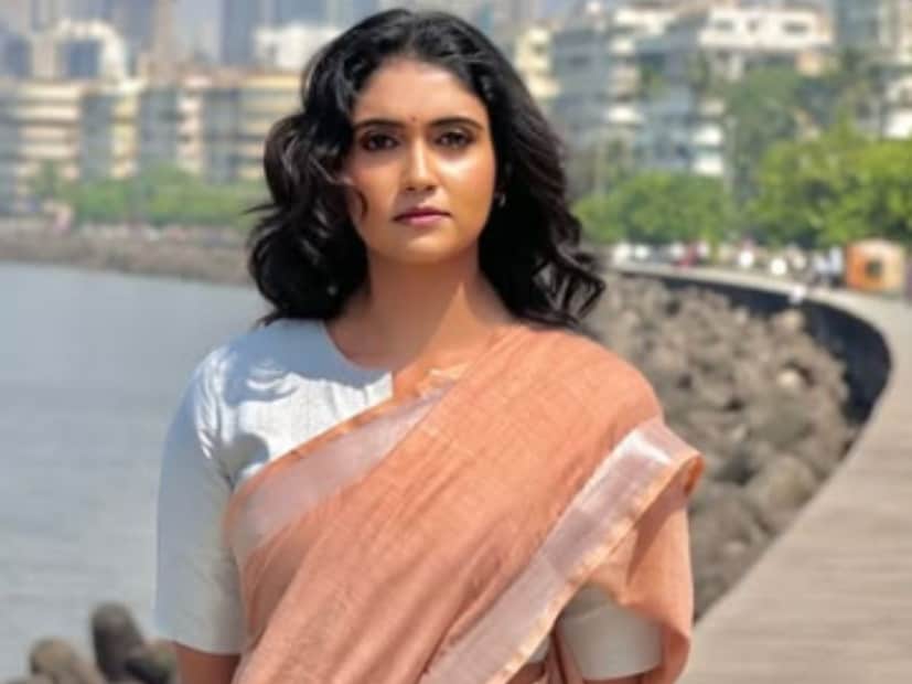  रिंकू राजगुरूच्या 'आशा'बद्दल दिग्दर्शक दीपक पाटील म्हणाले,"आशा’ हा चित्रपट फक्त आशा आरोग्य सेविकांचा नाहीये तर घर सांभाळून, घरासाठी घराबाहेर पडणाऱ्या प्रत्येक बाईचा आहे. तिच्या स्वप्नांचा, तिच्या जिद्दीचा आहे. सतत नवनवीन विषयांना उचलून धरणाऱ्या मराठी प्रेक्षकांना ही वेगळ्या वाटेवरची वेगळी आणि अनोखी गोष्ट निश्चितच आवडेल, अशी खात्री आहे".