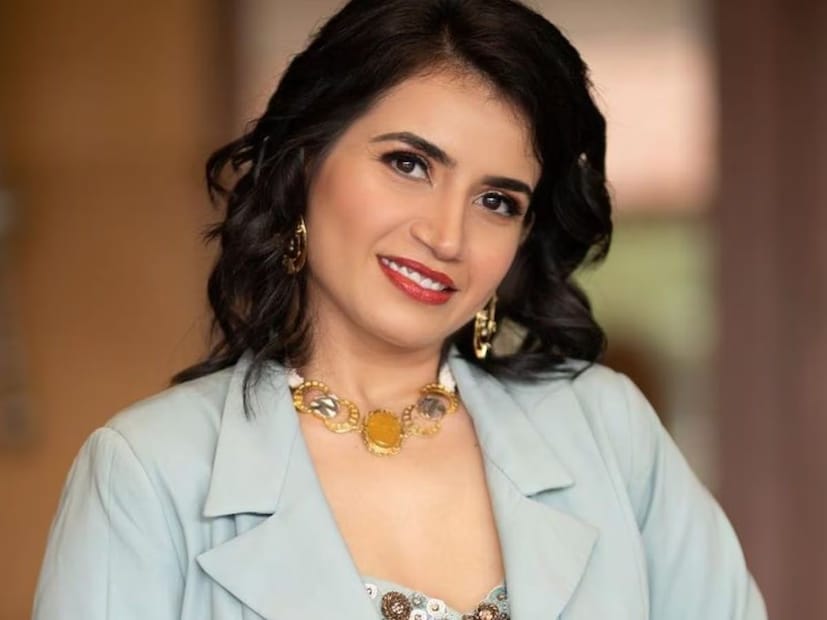  प्रिया सध्या मालिकाविश्वापासून दूर आहे. पण सोशल मीडियावर खूप सक्रिय आहे. सोशल मीडियाच्या माध्यमातून आपल्या आयुष्यातील घडामोडी ती चाहत्यांसोबत शेअर करत असते. तिचे ग्लॅमरस फोटोही चाहत्यांच्या पसंतीस उतरतात.