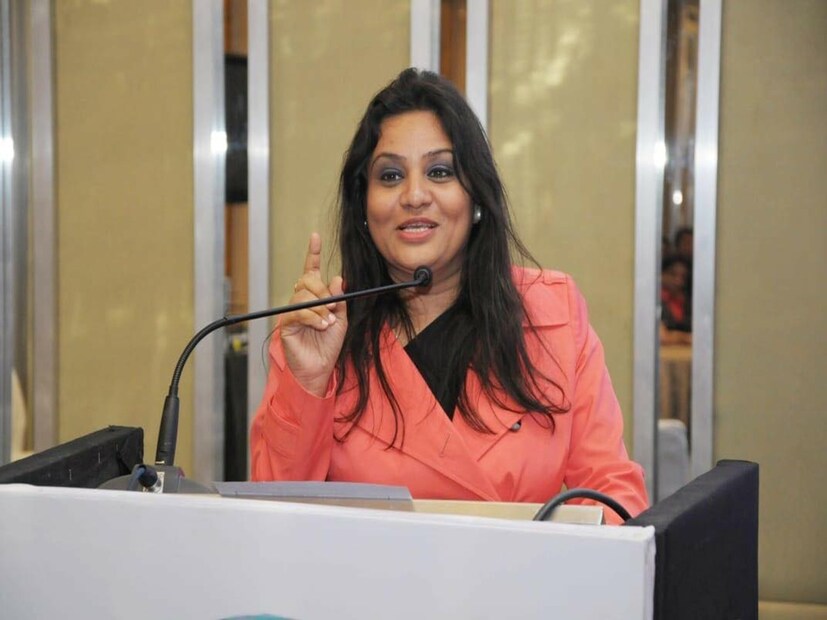 धारवाडमध्ये माझ्या पहिल्याच महिन्यात मला तत्कालीन मुख्यमंत्र्यांविरुद्ध न्यायालयाच्या अजामीनपात्र वॉरंटवर कारवाई करावी लागली. त्यानंतर यादगिरी येथे जिल्ह्याची पहिली प्रमुख म्हणून काम करताना, नवजात जिल्ह्याचा कारभार सांभाळण्यासारखे आव्हान माझ्यासमोर होते. माझ्या १८ वर्षांच्या कारकिर्दीत ४० वेळा बदल्या झाल्या, पण मी बदल्यांना कधीच शिक्षा मानले नाही. 