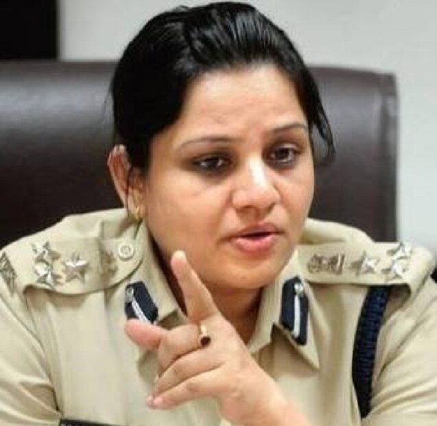 एनसीसीमध्ये खूप सक्रिय होते आणि त्यामुळे खाकी वर्दीचा माझ्यावर खूप प्रभाव होता. आठवी ते बारावीपर्यंत मी एनसीसीमध्ये होते आणि रिपब्लिक डे स्पेशल कॅम्पसाठी मी अनेक परीक्षा उत्तीर्ण केल्या होत्या. नववीत असताना दिल्लीतल्या याच कॅम्पमध्ये किरण बेदी यांचे भाषण झाले आणि त्यातून नवी प्रेरणा मिळाली. याच काळात मला स्पर्धा परीक्षांची तयारी करण्यासाठी 'कॉम्पिटिशन सक्सेस' मासिक मिळाले, ज्यात आयएएस/आयपीएस अधिकाऱ्यांच्या मुलाखती वाचायला मिळाल्या. यातून मला परीक्षेचे स्वरूप आणि अभ्यासाच्या विषयांची स्पष्ट कल्पना आली.