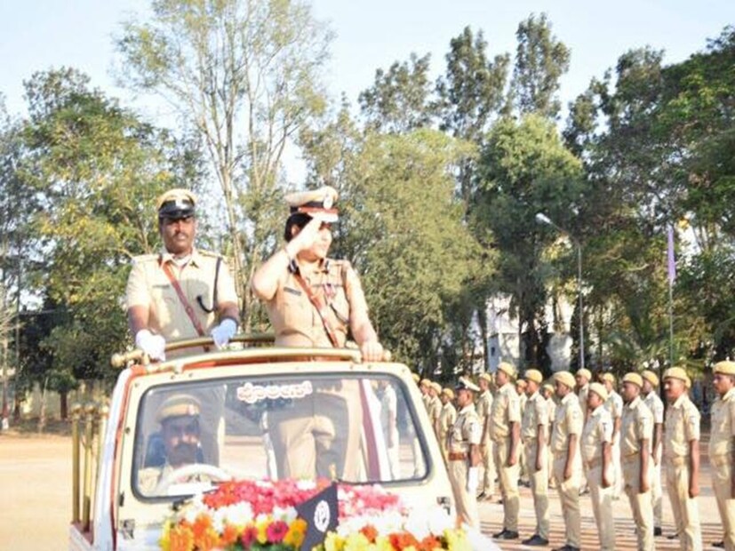 जर माझ्या आई-वडिलांनी मला 'तू मुलगी आहेस, पोलीस अधिकारी होऊ नको' असं सांगितलं असतं, तर मी आज तुमच्यासमोर आयपीएस म्हणून उभी राहू शकले नसते असं रुपा म्हणतात. कर्नाटकच्या एका छोट्या दावणगेरे गावात त्यांचा जन्म झाला. आई वडिलांची चांगली नोकरी होती. त्यांनी माझ्या पंखांना बळ दिलं, समाजाने अनेक टोमणे आई वडिलांनाही ऐकवलं. 