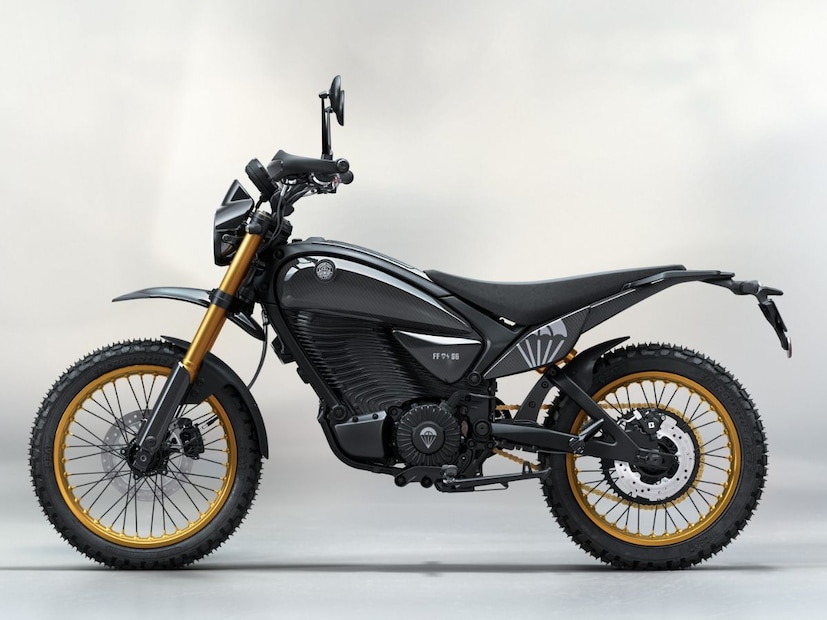 Royal Enfield Flying Flea S6 मध्ये  सस्पेंशन चांगलं दिलं असून ग्राउंड क्लियरन्स जास्त आहे.  फ्लाइंग फ्ली S6 आणि FF C6 पेक्षा खूप वेगळी आहे.  मुख्य म्हणजे, S6 मध्ये चेन ड्राइव्हचा वापर केला आहे. तर C6 पर बेल्ट ड्राइव्ह दिलं आहे. 