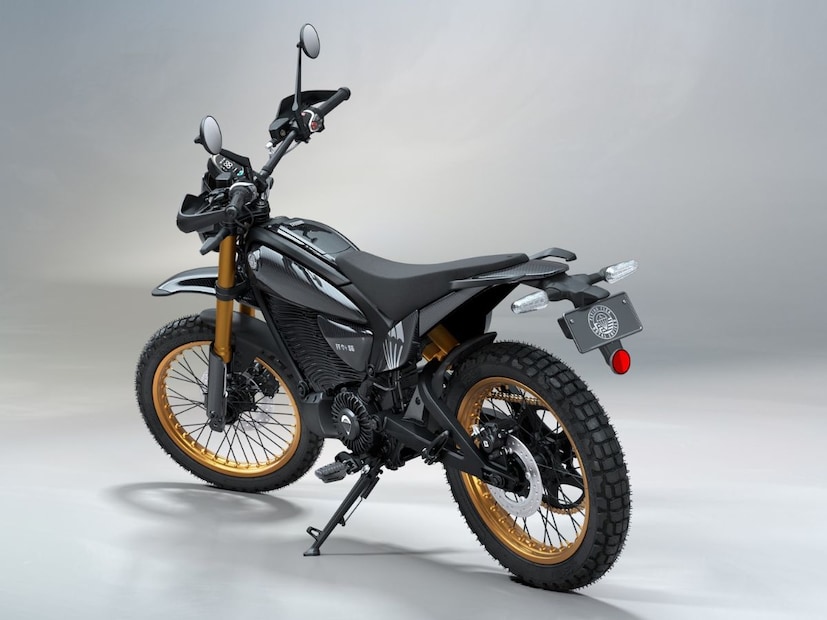  Royal Enfield ने Flying Flea या नावाखाली या बाईक तयार करणार आहे.  फ्लाईंग फ्लीने FF C6 सह पहिलं पाऊल टाकलं आहे. C चा अर्थ हा क्लासिक असा आहे.  तसंच कंपनीने FF S6 म्हणजे स्क्रॅम्बलर सुद्धा आणली आहे. गोव्यात सुरू असलेल्या मोटोवर्स इव्हेंटमध्ये या बाईकची झलक दाखवली आहे. 