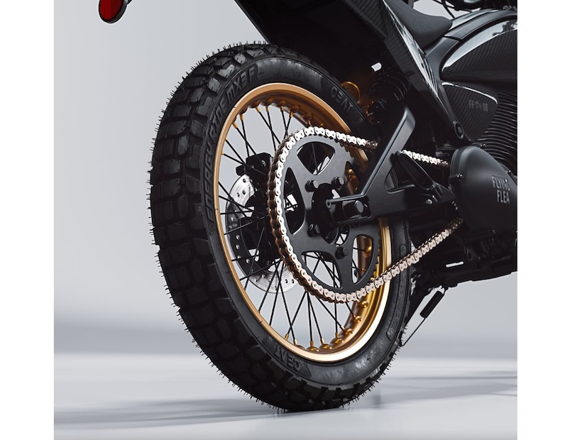 सोबतच डुअल-स्पोर्ट टायर्स, हिमालयन 450 सारखं इंटीग्रेटेड टेल लाईट्ससह युनिक LED टर्न इंडिकेटर्स, सिंगल-पीस नॅरो स्क्रॅम्बलर सीट दिलं आहे. 