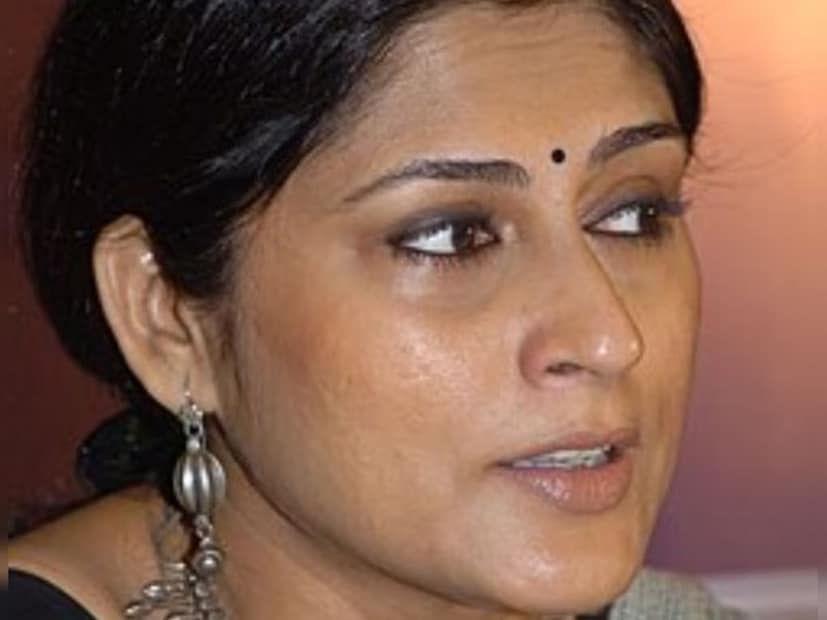  'महाभारत'मध्ये लोकप्रियता मिळाल्यानंतर रूपा गांगुली यांना अभिनय क्षेत्रात करिअर करण्याची इच्छा नव्हती. अभिनेत्रीला त्यावेळी संसार करायचा होता. तिने 1992 मध्ये मॅकेनिकल इंजीनिअर ध्रुव मुखर्जीसोबत लग्न केलं. पण त्यांचं नातं फार काळ टिकलं नाही आणि ते विभक्त झाले.