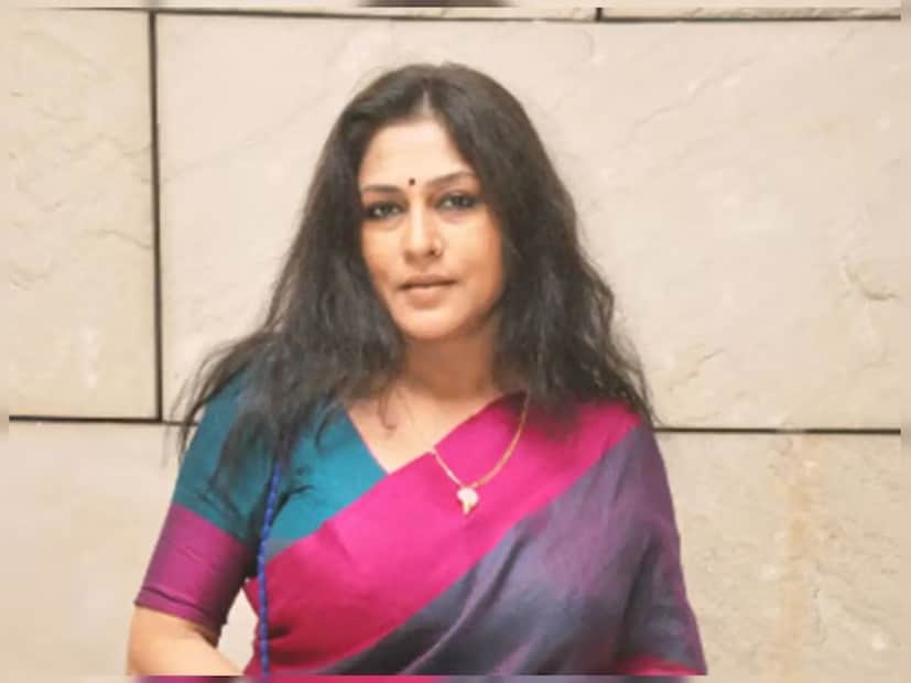  रूपा गांगुली म्हणालेल्या की त्यांचे पती ध्रुव यांना त्यांचं काम आणि स्टेटसवरुन अडचणी होती. पतीच्या आनंदासाठी तिने इंडस्ट्रीपासून दुरावा निर्माण केला. पण त्यानंतर पतीने तिला खर्चायला पैसे देणं बंद केलं.