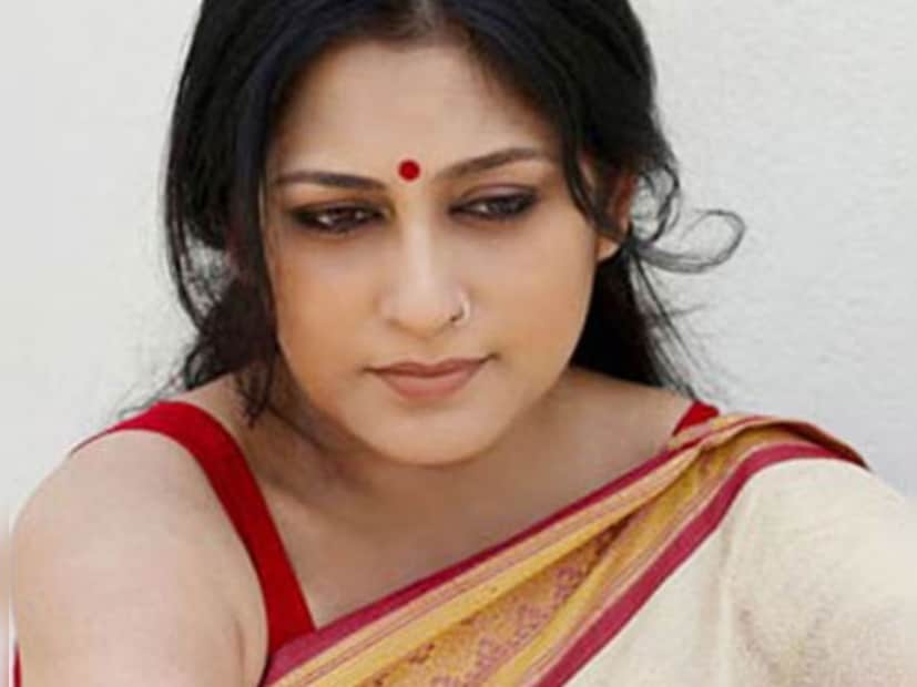  संसार मोडल्यानंतर रूपा गांगुली यांना मोठा धक्का बसला. त्यामुळे त्यांनी दारू प्यायला सुरुवात केली. अभिनेत्री अनेकदा दारू आणि सिगारेट ओढताना स्पॉट झाली आहे. तसेच आयुष्यातील निराशेमुळे त्यांनी तब्बल 3 वेळा आत्महत्येचा प्रयत्न केला आहे.