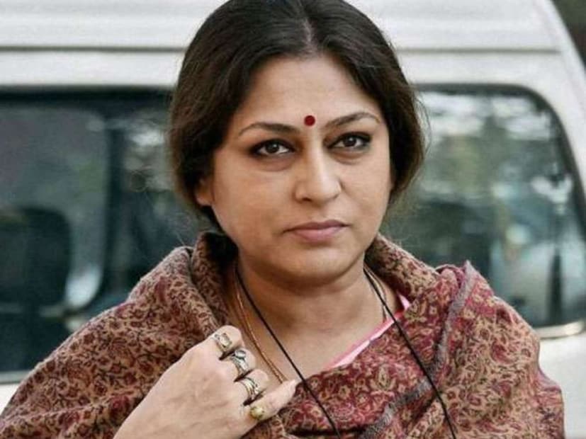  पहिल्या पतीपासून विभक्त झाल्यानंतर रूपा गांगुली आपल्यापेक्षा 13 वर्षांनी लहान असलेला गायक दिव्येंदुच्या प्रेमात पडली. त्यांनी लिव्ह-इन मध्ये राहायला सुरुवात केली.