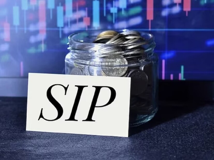 SIP 100 Rupees Daily Plan: लहान गुंतवणूकीतूनही मोठा निधी उभारता येतो. लोकांना अनेकदा वाटते की, इतक्या लहान गुंतवणुकीमुळे काय फायदा होईल, परंतु हे पूर्णपणे खरे नाही. तुम्ही तुमचा गुंतवणूक प्रवास नियमितपणे आणि दीर्घ कालावधीसाठी सुरू ठेवला तर तुम्ही सहजपणे मोठी रक्कम जमा करू शकता.