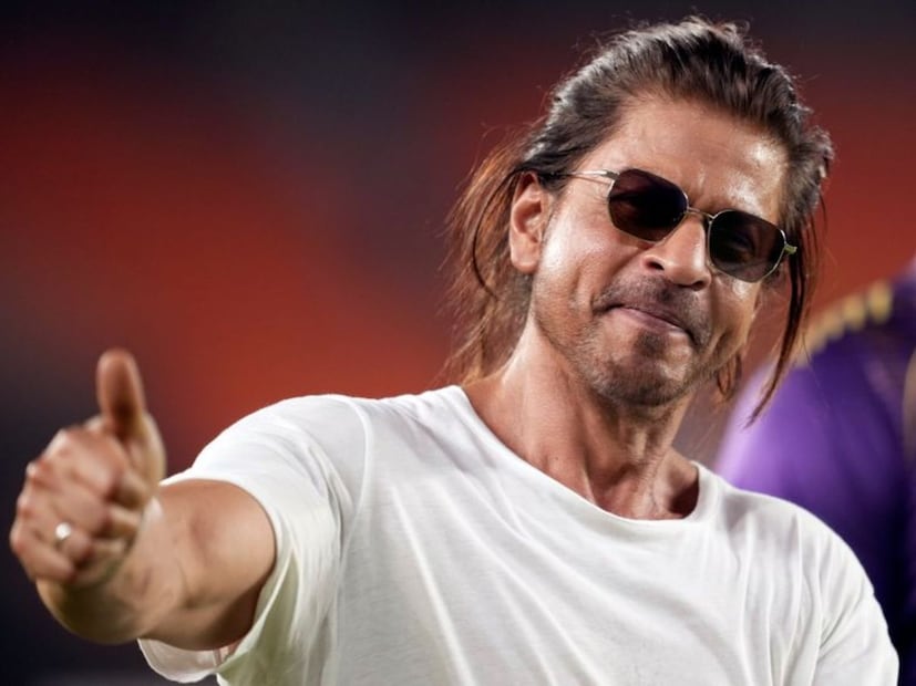  शाहरुख खान त्याच्या स्वत:च्या कामाचीदेखील टीका करतो. अनेकदा काम आवडलं नाही की ते लोकांना सांगत बसण्यापेक्षा शाहरुख खान बाथरूममध्ये जाऊन ढसाढसा रडतो.