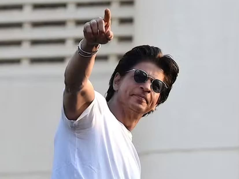  शाहरुख म्हणतो,"तुम्ही हे मान्य केले पाहिजे की जग तुमच्याविरुद्ध नाही. जर तुमचा चित्रपट तसा चालला नाही, जसा तुम्ही अपेक्षित केला होता, तर ते तुमच्यामुळे किंवा कोणत्याही कटकारस्थानामुळे नाही. तुम्ही हे स्वीकारलं पाहिजे की तुम्ही तो चित्रपट वाईट बनवला आहे आणि मग तुम्हाला पुढे जायचं आहे".