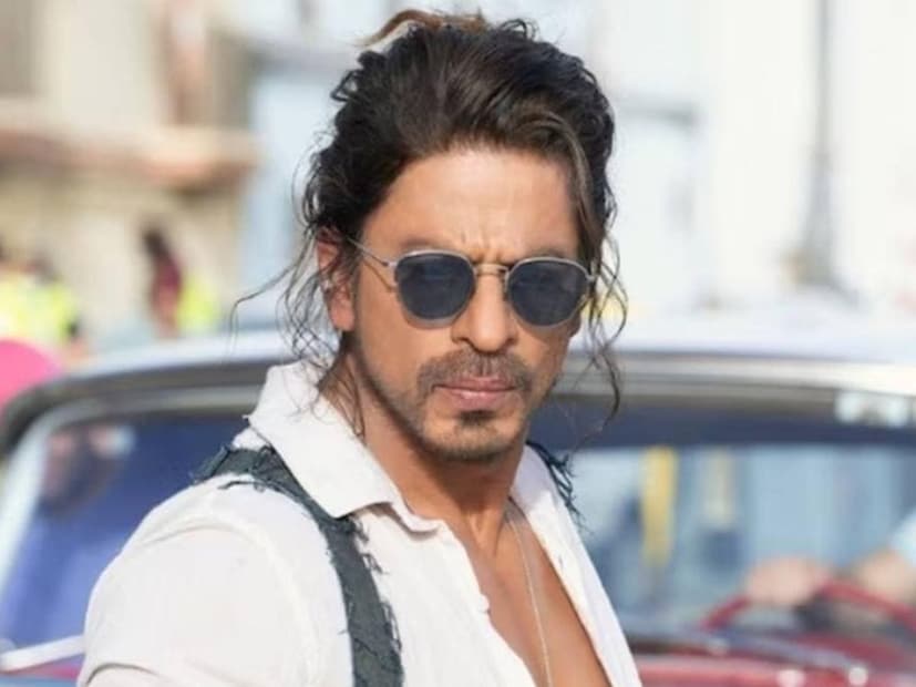  शाहरुख पुढे म्हणाला,"तुम्ही असे मानू नका की गोष्टी फक्त तुमच्याबाबतीतच चुकीच्या घडत आहेत. जीवन चालूच राहते. जीवन आपले काम करत राहते. जे काही घडत आहे त्यासाठी तुम्ही जीवनालाच दोष देणे सुरू करू शकत नाही."