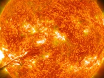 OMG! धगधगत्या सूर्यावर माणूस, फोटोग्राफरने टिपलं अद्भुत दृश्य; हे कसं शक्य आहे? OMG! धगधगत्या सूर्यावर माणूस, फोटोग्राफरने टिपलं अद्भुत दृश्य; हे कसं शक्य आहे?