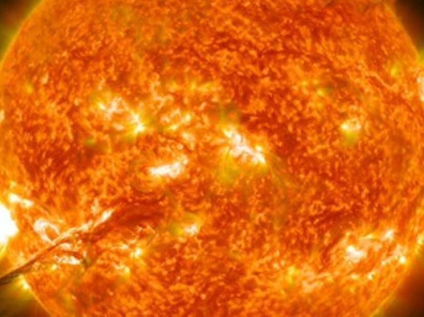 दुपारच्या वेळेत पृथ्वीवर पडणारी सूर्याची किरणं आपल्याला बिलकुल सहन होत नाही. उन्हाळ्यात तर उन्हामुळे बेकार अवस्था होते. पृथ्वीपासून इतका लांब असलेला सूर्य पण त्याची किरणं पृथ्वीवर पडून तापमान इतकं वाढतं की यामुळे जीवही जाऊ शकतो. त्यामुळे सूर्यावर जाणं सोडा, तसा विचारही कुणाच्या मनात येणार नाही. दुपारच्या वेळेत पृथ्वीवर पडणारी सूर्याची किरणं आपल्याला बिलकुल सहन होत नाही. उन्हाळ्यात तर उन्हामुळे बेकार अवस्था होते. पृथ्वीपासून इतका लांब असलेला सूर्य पण त्याची किरणं पृथ्वीवर पडून तापमान इतकं वाढतं की यामुळे जीवही जाऊ शकतो. त्यामुळे सूर्यावर जाणं सोडा, तसा विचारही कुणाच्या मनात येणार नाही.