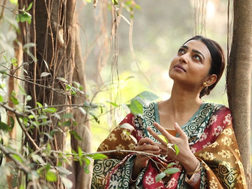  स्मिता ही शांत आयुष्य जगणारी असते. पण तिचं जीवन दिसतं तसं नसतं. अचानक शहरात झालेल्या दुहेरी हत्याकांडानंतर ती हादरून जाते. हळूहळू ती खोटेपणा, विश्वासघात आणि खुनांच्या जाळ्यात अडकत जाते. तपासादरम्यान हेही समोर येते की या प्रकरणात कोणीच दिसतं तसं नसतं.