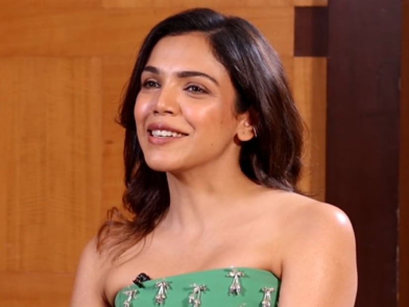  श्रिया पिळगांवकर काही दिवसांपूर्वी एका मुलाखतीत वडिलांवर होत असलेल्या ट्रोलिंगवर मोकळेपणाने बोलताना दिसून आली. श्रिया म्हणालेली,"आता या ट्रोलिंगची एवढी सवय झाली आहे की काही वाटेनासं झालंय. ट्रोलर्सला काही काम नसल्याने ते आमच्यावर टीका करतात. बाबांना मायबाप प्रेक्षकांचं मिळणारं प्रेम या ट्रोलिंगपुढे काही नाही".