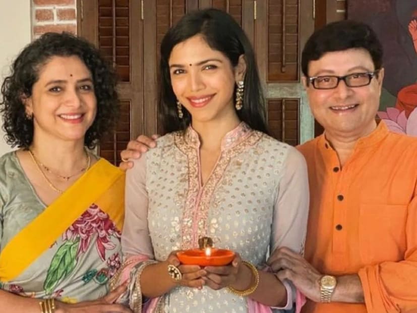  श्रिया पिळगांवकरचा हा व्हिडीओ व्हायरल झाल्यानंतर सुप्रिया पिळगांवकर लेक आणि महागुरुंना कसं सहन करत असतील असा प्रश्न नेटकऱ्यांना पडला आहे".