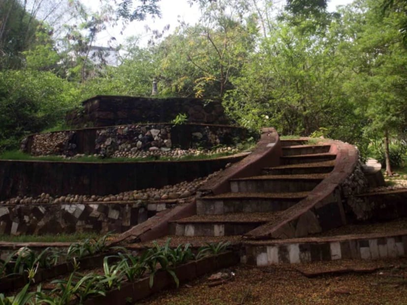  कफ परेड जवळ असलेल्या सागर उपवन या ठिकाणी तुम्ही तुमच्या फॅमिली सोबत क्वालिटी टाइम स्पेंड करू शकता. सोबतच शेजारी असलेल्या फेसाळणाऱ्या समुद्राचा तुम्ही आनंद घेऊ शकता.