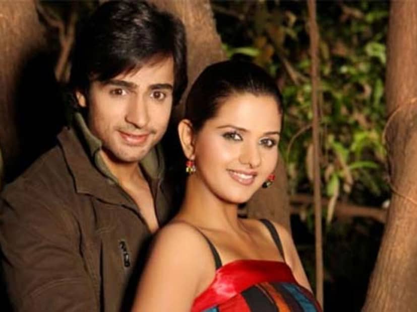  दलजीतने पहिलं लग्न 2009 मध्ये 'कुलवधू' मध्ये आपला सहकलाकार असणारा शालिन भनोटसोबत केलं होतं. 2014 मध्ये तिने एका मुलाला जन्म दिला. दलजीतने शालिनवर घरगुती अत्याचाराचा आरोप केला आणि या जोडप्याने 2015 मध्ये घटस्फोट घेतला.