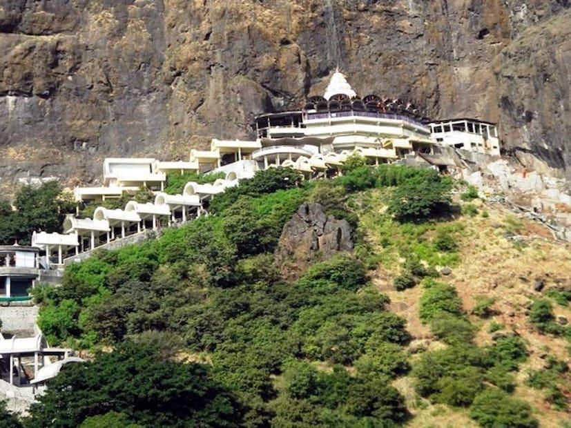  नाशिक जिल्ह्याच्या वणीजवळ असलेले सप्तशृंगी गड हे देवीचे पवित्र स्थान आहे. हे ठिकाण डोंगराच्या माथ्यावर वसलेले आहे. मंदिरासोबतच, गडाच्या माथ्यावरून आजूबाजूच्या विस्तीर्ण दऱ्यांचे आणि घाटांचे विहंगम दृश्य दिसते. येथील हवामान बहुतेक वेळा थंड आणि आल्हाददायक असते. रोप-वे असल्याने लहान मुलांसाठी हा प्रवास मनोरंजक ठरतो. हे ठिकाण नाशिकपासून सुमारे 65 किमी. अंतरावर आहे.