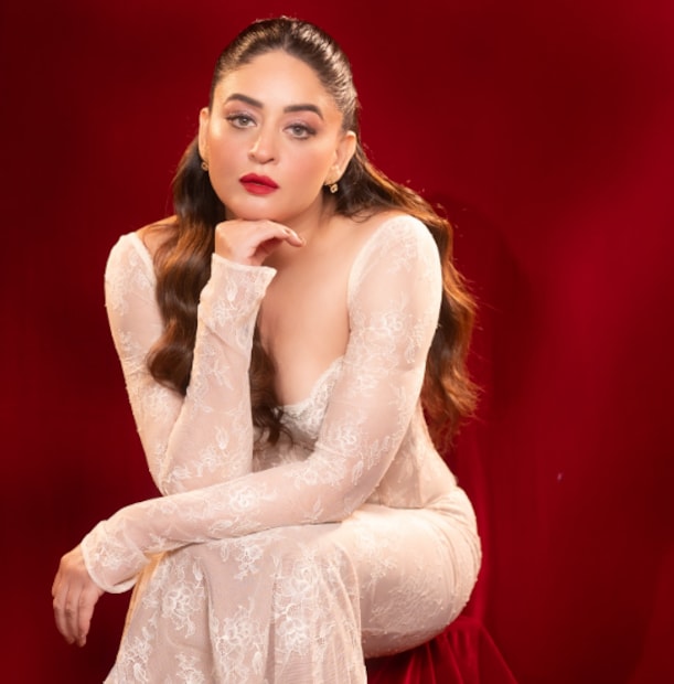  'नच बलिए 5' फेम माही विजनेही एक व्हिडीओद्वारे या दाव्यांचे खंडन केले. अशातच आता माही विजची प्रकृती खालावली असून तिला रुग्णालयात दाखल करण्यात आले आहे. माहिची प्रकृती अचानक खालावल्याने चाहते सोशल मीडियाच्या माध्यमातून तिच्या प्रकृतीत लवकरात लवकर सुधारणा व्हावी यासाठी प्रार्थना करत आहेत.