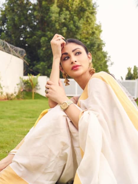  अपूर्वा मुखीजाच्य एका कार्यक्रमात मौनी रॉयने आपल्या भीतीदायक अनुभवाबद्दल भाष्य केलं आहे. मौनी रॉय म्हणाली,"वयाच्या 21 व्या वर्षी मला एका व्यक्तीच्या ऑफिसमध्ये जायचं होतं. या ऑफिसमध्ये मला चित्रपटाची पटकथा ऐकवली जाणार होती. यावेळी एका सीनबाबत मला ऐकवलं जात होतं की चित्रपटातील एक सीनमध्ये एक मुलगी स्विमिंग पूलमध्ये पडून बेशुद्ध होते".