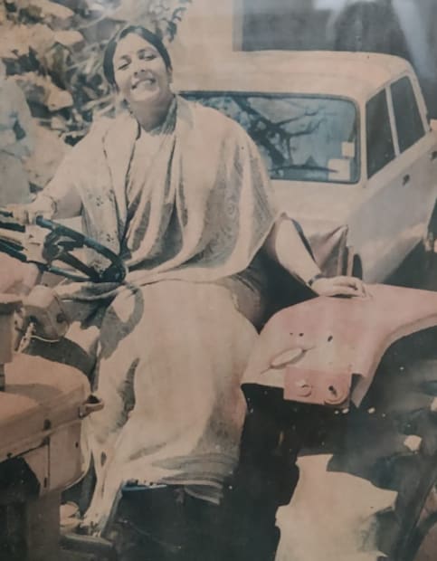  ‘इंडियन एक्सप्रेस’ला दिलेल्या मुलाखतीत ‘रामायण’मधील शूर्पणखा म्हणजेच रेनू धारीवाल यांनी आपल्या आयुष्यातील अनेक गोष्टी शेअर केल्या. त्यांनी सांगितले की त्या काँग्रेस पक्षाच्या कार्यकर्त्या आहेत. त्यांचा 23 वर्षांचा मुलगाही आहे. रेनू धारीवाल यांनी सिनेसृष्टीत लोकप्रियतेच्या शिखरावर असतानाचा इंडस्ट्रीला राम-राम केला आणि राजकारणात पाऊल टाकलं.