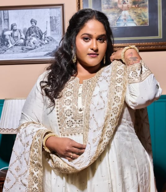 'महाराष्ट्राची हास्यजत्रा' फेम वनिता खरात बिकट परिस्थितीवर मात करत आज यशाच्या शिखरावर पोहचली आहे. वरळी कोळीवाड्याची शान असणारी वनिताचं बालपण खूपच खडतर होतं. 'महाराष्ट्राची हास्यजत्रा' फेम वनिता खरात बिकट परिस्थितीवर मात करत आज यशाच्या शिखरावर पोहचली आहे. वरळी कोळीवाड्याची शान असणारी वनिताचं बालपण खूपच खडतर होतं.