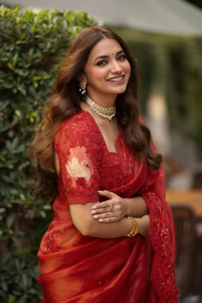  जिया शंकरने साऊथ चित्रपटांच्या माध्यमातून आपल्या अभिनय कारकि&#x200d;र्दीची सुरुवात केली आहे.