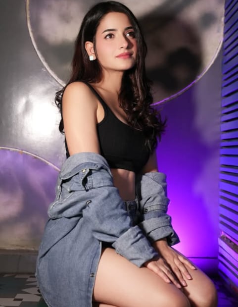  शगुन शर्मा म्हणाली,"मासिक पाळीदरम्यान मुलींचे हार्मोन्स वरखाली होतात, मूड बदलतो, कधी खाण्याची खूप इच्छा होते, तर कधी इच्छात होत नाही. शरीर कमजोर वाटते. हे सगळं माहिती असायला हवं. लोक म्हणतात की आम्हाला फरक पडत नाही... पण पिरियड्स होत असताना आम्ही काय करू?".