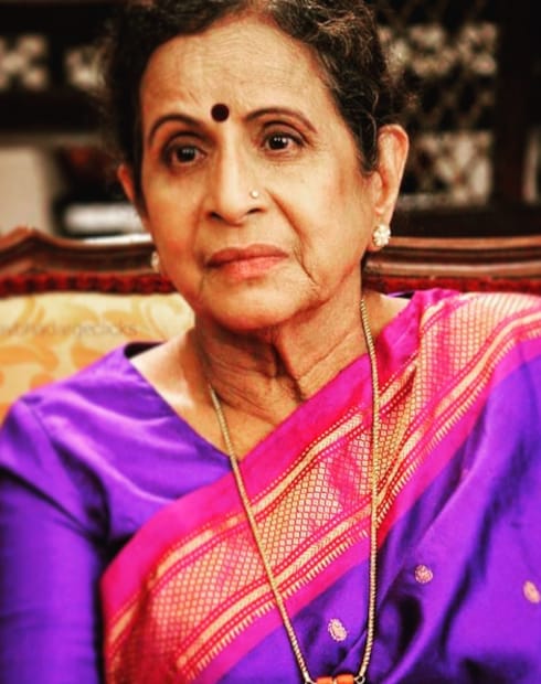 मराठी मनोरंजनसृष्टीतील ज्येष्ठ अभिनेत्री उषा नाडकर्णी सध्या आपल्या विधानामुळे चर्चेत आहेत. काम करताना मरण आलं पाहिजे, असं वक्तव्य उषा नाडकर्णी यांनी केलं आहे. मराठी मनोरंजनसृष्टीतील ज्येष्ठ अभिनेत्री उषा नाडकर्णी सध्या आपल्या विधानामुळे चर्चेत आहेत. काम करताना मरण आलं पाहिजे, असं वक्तव्य उषा नाडकर्णी यांनी केलं आहे.