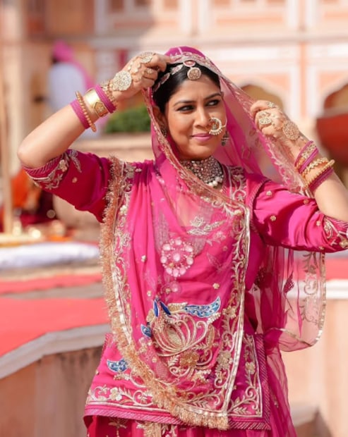  छोट्या पडद्यावरील लोकप्रिय अभिनेत्री, आदर्श सून साक्षी तंवरला IAS अधिकारी व्हायचं होतं. साक्षी तंवर 'दंगल' या सुपरहिट चित्रपटात आमिर खानसोबत स्क्रीन शेअर करताना दिसली आहे. तर छोट्या पडद्यावरील अनेक मालिकांच्या माध्यमातून ती घराघरांत पोहोचली आहे.