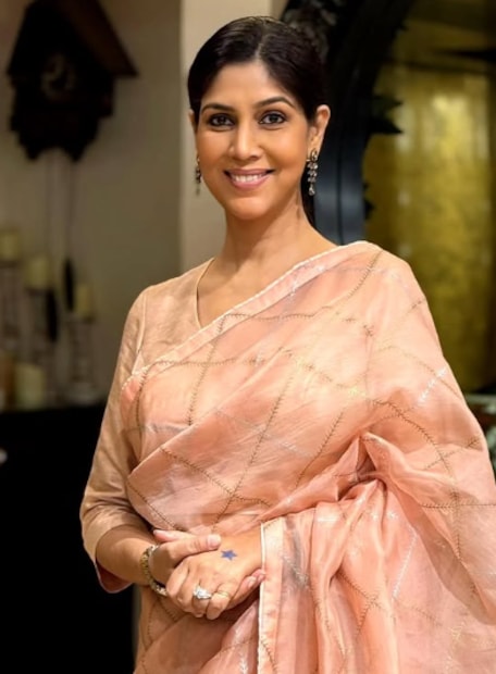  साक्षी तंवर लहानपणापासूनच अभ्यास हुशार होती. तिचे वडील सेवानिवृत्त CBI अधिकारी आहेत. साक्षीने IAS अधिकारी होण्याचं स्वप्न पाहिलं होतं. दिल्लीतील श्री राम कॉलेजमधून तिने पदवीपर्यंतचं शिक्षण घेतलं. एकीकाळी तिने पंचतारांकित हॉटेलमध्ये सेल्स ट्रेनी म्हणूनही काम केलं आहे.