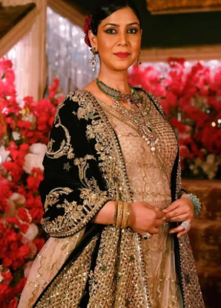  साक्षी तंवर आज मेहनतीच्या जोरावर यशाच्या शिखरावर पोहोचली आहे. साक्षीची पहिली सॅलरी फक्त 900 रुपये होती. एकदा कपूरच्या 'कहाणी घर-घर की' या मालिकेत तिने साकारलेल्या पार्वती भाभी या भूमिकेने तिला चांगलीच पसंती मिळाली. आजही अनेक लोक तिला 'पार्वती भाभी' म्हणून ओळखतात.