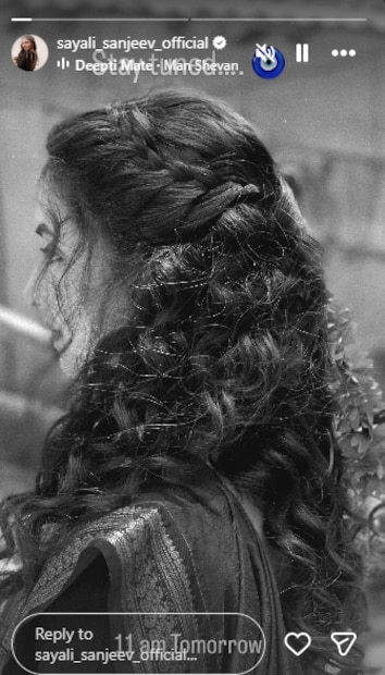  सायली संजीवने याआधी आपला एक ब्लॅक अॅन्ड व्हाईट फोटो शेअर करत 'Stay Tuned' असं कॅप्शन लिहिलं होतं. त्यामुळे सायली चाहत्यांसोबत आपलं लग्न, साखरपुड्याची बातमी शेअर करणार का? असा प्रश्न उपस्थित होत होता. पण सायलीने मात्र आपल्या आगामी चित्रपटाची घोषणा केली आहे.