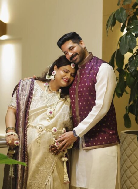  अक्षय वाघमारे आणि अरुण गवळी यांची लेक योगिता गवळी यांच्या घरी चिमुकल्या पाहुणीचं आगमण झालं आहे. सोशल मीडियावर खास पोस्ट शेअर करत त्यांनी चाहत्यांना गुडन्यूज दिली आहे.