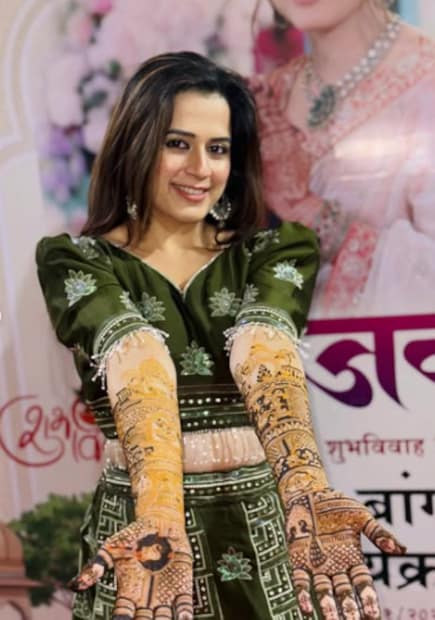  प्राजक्ताची ब्रायडल मेहंदी चाहत्याचं लक्ष वेधून घेत आहे. मेहंदीसोहळ्यासाठी प्राजक्ताने खास मेहंदी कलरचा लेहेंगा परिधान केला होता.