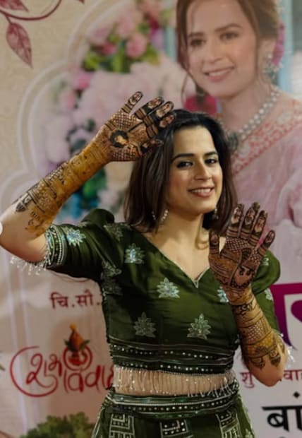  'स्वराज्यरक्षक संभाजी' या मालिकेच्या माध्यमातून प्राजक्ता गायकवाड घराघरांत पोहोचली. काही दिवसांपूर्वी सोशल मीडियावर एक खास पोस्ट शेअर करत तिने लग्न ठरल्याची बातमी चाहत्यांसोबत शेअर केली होती.