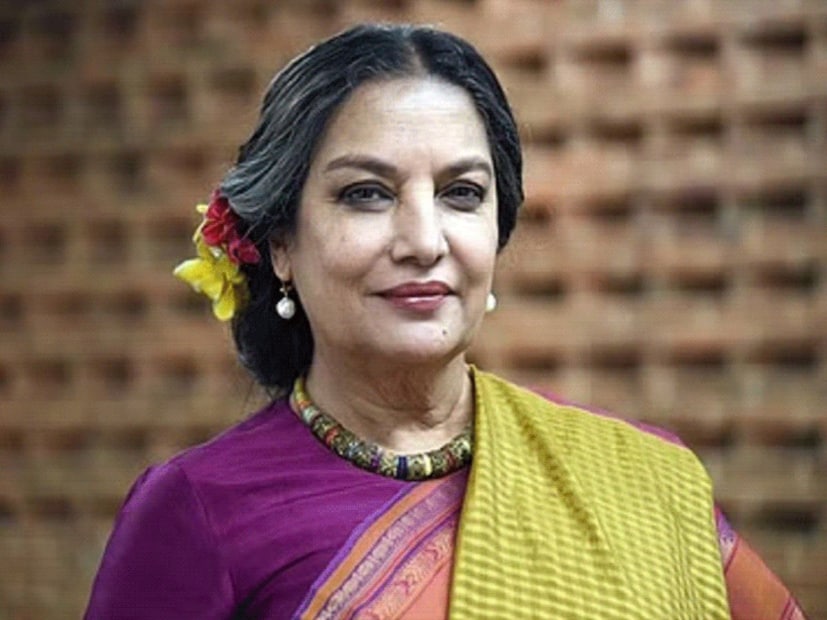  शबाना आझमी यांनी सांगितले की हिंदी सिनेसृष्टीतील एक दिग्गज दिग्दर्शक त्यांना जमिनीवर बसून जेवायला भाग पाडायचे. अभिनेत्रीच्या या वक्तव्यानंतर हा नेमका काय किस्सा आहे हे जाणून घेण्याची चाहत्यांना आता उत्सुकता आहे.