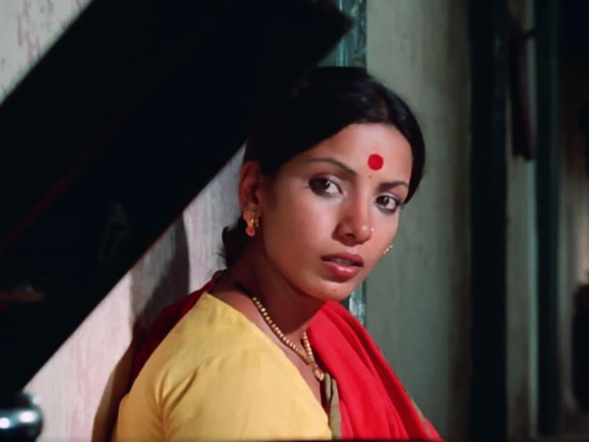  शबाना आझमी पुढे म्हणाल्या,"मला गुडघ्यांचा त्रास असल्याने खाली बसायला अडचण होती. पण 'अंकुर' चित्रपटाच्या 60% भागात मला जमिनीवर बसावं लागलं होतं. त्यामुळे दिग्दर्शक श्याम यांनी मला सांगितलं होतं की जेवतानाही तू जमिनीवर बसून जेवण कर".