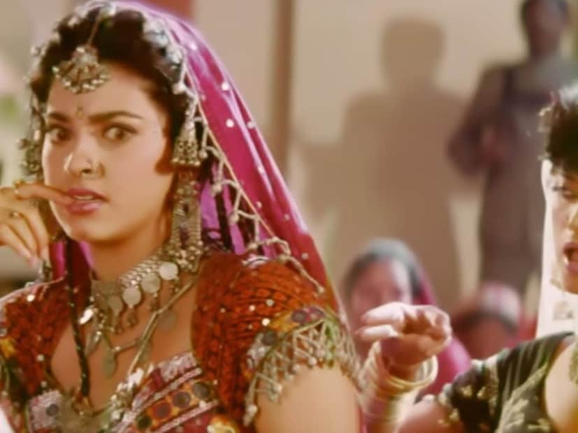  दरवाजा खुला छोड आई नींद के मारे या गाण्यातील जुही चावलाचा ग्लॅमरस आणि कॉन्फिडेंट अंदाज पाहून चाहते थक्क झाले होते.