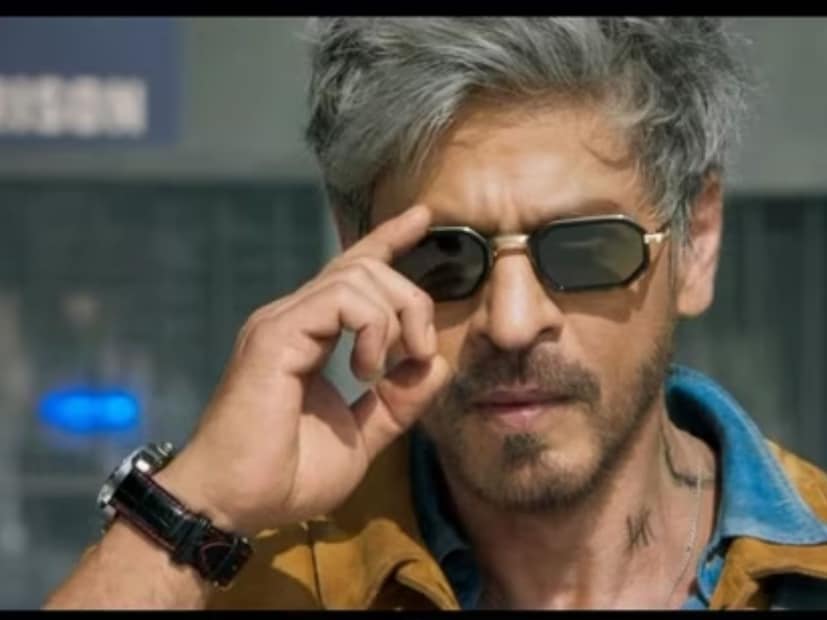  रिपोर्टमध्ये पुढे लिहिले होते की, "शाहरुख खान असे निर्माते आहेत ज्यांना प्रेक्षकांना भव्य दृश्यांसह वेळ घालवायला आणि त्यांचे मनोरंजन करायला आवडते. त्यांनी सिद्धार्थला पूर्ण मोकळीक दिली".