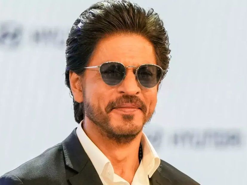  बॉलिवूडचा बादशाह शाहरुख खानचे जगभरात कोट्यवधी चाहते आहेत. किंग खान आज आपला 60 वा वाढदिवस साजरा करत आहे. जगभरातील चाहते सोशल मीडियाच्या माध्यमातून शाहरुखला वाढदिवसाच्या शुभेच्छा देत आहेत.