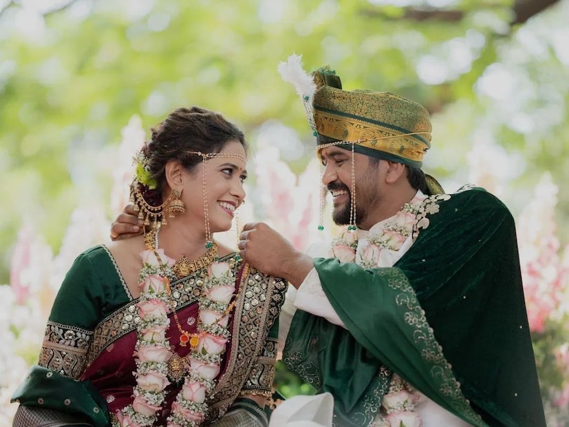  योगिता चव्हाण (Yogita Chavan) सौरभ चौघुले (Saorabh Choughule) : 'जीव माझा गुंतला' या मालिकेच्या माध्यमातून घराघरांत पोहोचलेल्या योगिता-सौरभच्या ऑनस्क्रीन जोडीने खऱ्या आयुष्यातही एकमेकांसोबत संसार थाटला. 3 मार्च 2024 मध्ये त्यांनी थाटामाटात लग्न केलं. पण आता अचानक त्यांनी इंस्टाग्रामवर एकमेकांना अनफॉलो केलं असून एकमेकांसोबतचे फोटोही डिलिट केले आहेत.