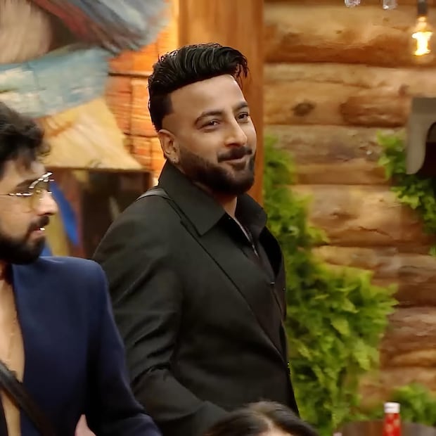 मुंबई: 'बिग बॉस १९' च्या घरात सध्या 'फॅमिली वीक'मुळे भावूक वातावरण आहे. अनेक स्पर्धकांना त्यांच्या कुटुंबाला भेटण्याची संधी मिळाली आहे. या भेटीदरम्यान, स्पर्धक शहबाज बदेशाचे वडील संतोख सिंह सुख यांनी घरात एंट्री केली, ज्यांचा तरुण आणि डॅशिंग लूक पाहून घरातले सदस्य आणि सोशल मीडियावरील प्रेक्षक दोघेही चकित झाले आहेत.