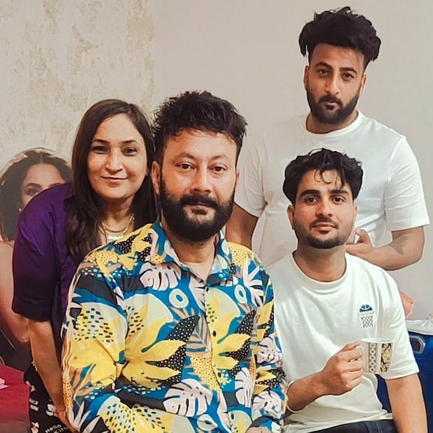 संतोख सिंह सुख यांच्या स्टायलिश आणि यंग दिसण्यामुळे घराबाहेर इंटरनेटवर त्यांच्याबद्दल अनेक गप्पा रंगू लागल्या आहेत. घरात वडिलांची एंट्री होताच शहबाज खूप आनंदित झाला. विशेषतः अशनूर कौरला शहबाजचे वडील खूप आवडले आहेत.