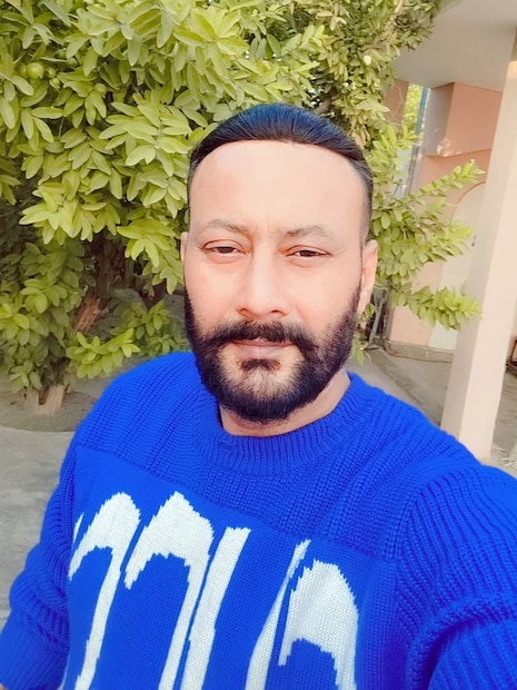 मे २०२० मध्ये एका ४० वर्षीय महिलेच्या तक्रारीवरून संतोख सिंह सुख यांच्याविरुद्ध बलात्काराचा गुन्हा दाखल करण्यात आला होता. महिलेने आरोप केला होता की, १४ मे २०२० रोजी ब्यास येथील एका पुलाजवळ, संतोख सिंह सुख यांनी तिला आपल्या कारमध्ये बंदुकीच्या धाकावर धमकावून बलात्कार केला. ब्यास पोलिसांनी त्यांच्यावर कलम ३७६ आणि ५०६ अंतर्गत गुन्हा दाखल केला होता.